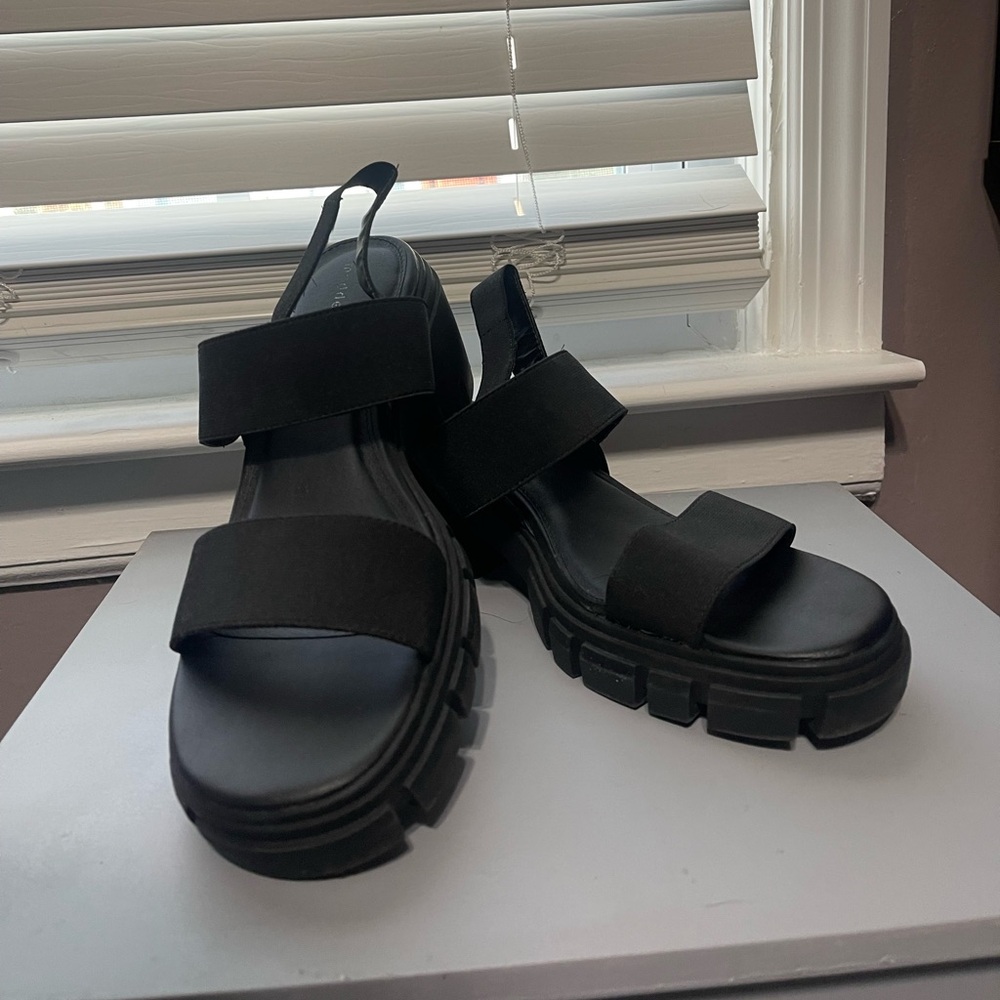 Madden Girl Women's Black Chunky Heel Sandals 10 - Picture 2 of 6